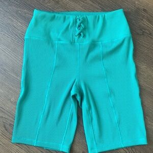 Live Well Active green ribbed athleisure bike shorts size M